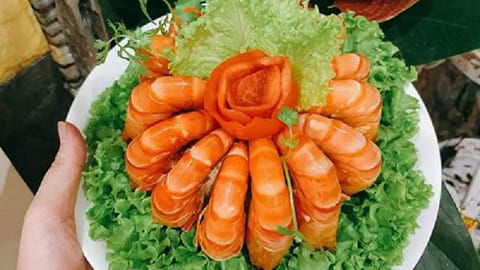Tôm hấp nước dừa: ngọt thanh, thơm sả gừng Tôm hấp nước dừa: ngọt thanh, thơm sả gừng