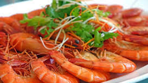 Xếp tôm với lá dứa và gừng vào xửng hấp – tôm hấp lá dứa Xếp tôm với lá dứa và gừng vào xửng hấp – tôm hấp lá dứa