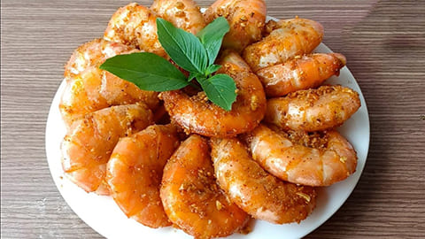 Cách làm tôm rang cay với tôm tươi, hành tỏi và ớt đỏ bắt mắt Cách làm tôm rang cay với tôm tươi, hành tỏi và ớt đỏ bắt mắt